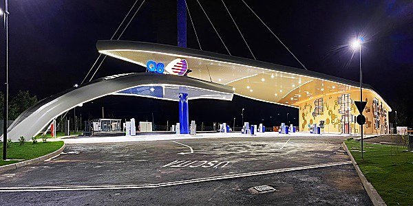 Stazione di servizio Q8 di design con pensilina illuminata di notte